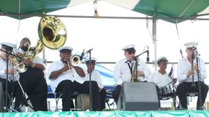 뉴올리언스 정신 브라스 밴드가 2008년 4월 11일 프렌치 쿼터 축제, 루이지애나주 뉴올리언스에서 공연하고 있다.