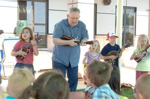 솔로몬 제도에서 건설 작업을 하는 여성