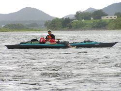 강 여행(리버 투어링). 바람에 몸을 맡기고 느긋하게 내려간다. 가고가와