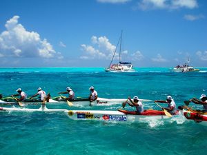 타히티에서 열리는 아웃리거 단동체 카누 대회 "하바이키누이 바아(Havaiki Nui Va'a)"의 OC-6.