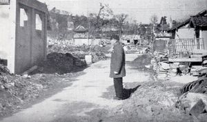 폐허에 멈춰선 스게노 게이자부로 시장