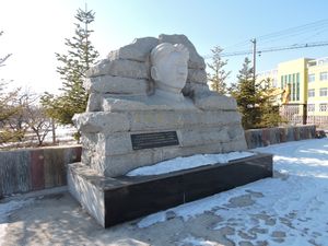 모안잉학교 앞의 석상