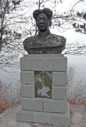 1941년 1월부터 1943년 5월까지 조선총독부 내무국 관할로 건설된 「청성대교」 옆에 세워진 동상. 미군에 의해 폭파되어 현재는 「하구단교」라는 관광지가 되었다.