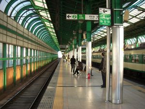 4번(성수지선 신설동 방향) 승강장(좌), 2번(2호선 외선순환) 승강장(우)(스크린도어 설치·LCD 교체 전, 서울메트로 시절)