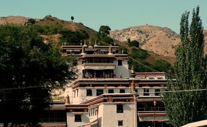 바오터우 근처에 있는 바데카르 사원(1749년). 몽골어로는 바드가르 주(Badgar Zuu)라고 함