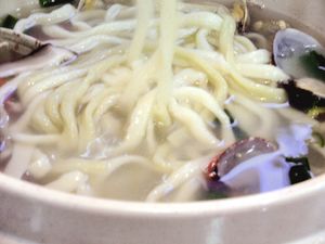 해물칼국수}}) 해산물을 재료로 사용한 칼국수.