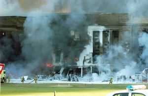 9·11 테러 이후 펜타곤에서 구조 작업을 하는 구조대원들