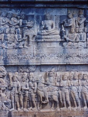 기단 벽면의 레리프. 상단은 석가의 일생, 하단은 인과응보의 비유.