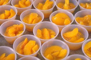 시럽에 든 복숭아