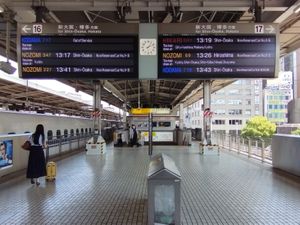 신칸센 16·17번선 승강장(2023년 5월)