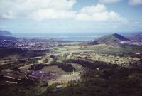 호놀룰루에서 윈드워드 코스트로 이어지는 고갯길, 누우아누 팔리 룩아웃에서 바라본 풍경. 카네오헤 마을이 보인다.