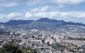 남산에서 바라본 1953년의 북악산. 경복궁이 있던 자리에 일본 총독부 건물이 서 있는 것을 볼 수 있다.