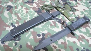 89식 다용도 총검(이미지는 복제품)와이어 커터와 톱날을 갖추고 있다