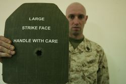 총탄 막은 SAPI 든 미국 해병대 하사관. 이라크 작전 중 총격, 총탄 관통 않아 생존.