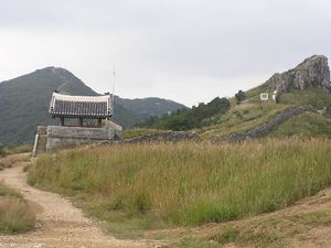 금정산성 오르막길