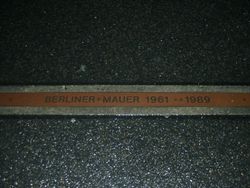 장벽이 철거된 후 도로에 남겨진 각인