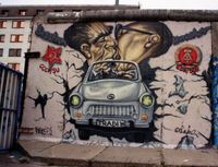 호네커와 브레즈네프가 키스하며 인사하는 유명 사진을 본뜬 그림과 동독의 국민차 트라반트 (베를린 장벽 흔적의 낙서)