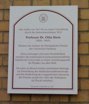 함부르크 대학교 물리학 연구소 벽에 있는 슈테른의 재직 기간을 기념하는 명판