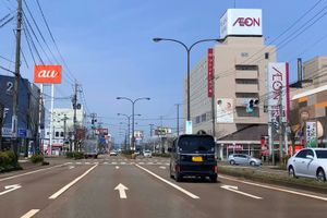 쓰바메 출구 측의 로드사이드 점포군 (2020년 4월)