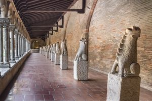 회랑에 전시된 가고일 석상