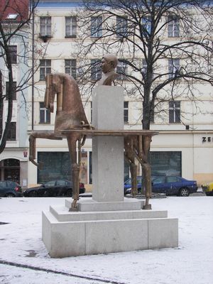 야로슬라프 하셰크 동상 (Statue of Jaroslav Hašek)  지슈코프(Žižkov), 그가 작품을 집필했던 술집 근처