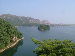 금강산에 있는 호수, 삼일포의 풍경. 2006년 8월 28일 촬영.