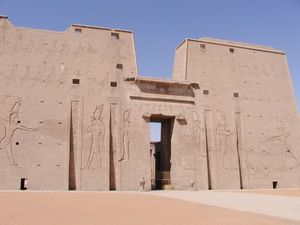 에드푸 신전의 필론 (기원전 2세기경 건설?)