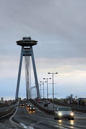 세계 거대 탑 연맹 회원인 슬로바키아 브라티슬라바의 SNP 다리(Most SNP)