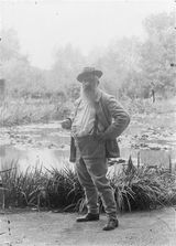 「물의 정원」 앞에 선 모네(1905년)