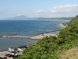 이즈모자키 해유광장 부근의 해안과 해변을 따라 늘어선 맞배식 건물들