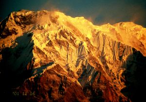 저녁 노을 속의 안나푸르나 III봉