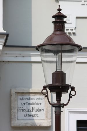 플로토가 살았던 집에 붙은 기념 명판