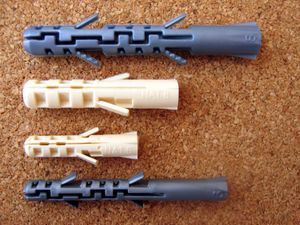 벽플러그(영국식), 국내에서는 칼블럭 또는 칼브럭(일본의 상품명)이라고 한다.