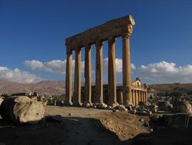 바알베크. 이 땅은 속주 시리아의 성지로, 원래는 페니키아계의 신 바알(하닷)이 숭배되었다. 로마의 지배에 복종한 후에는 주피터 신과 습합하여 숭배되어 번영했다. 그림은 네로 황제 시대에 완성된 주피터 신전의 6개의 대기둥.