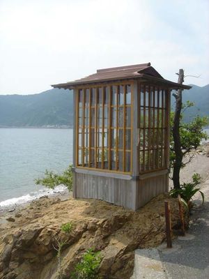 에히메현 사이요시의 고래무덤. 앞쪽 기둥 자리는 아케하마정 교육위원회가 세운 설명판 자리