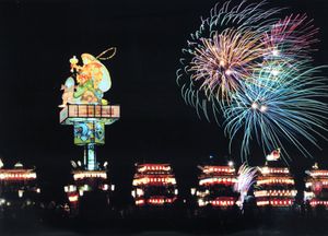 이다마치 등롱산 축제(飯田町燈籠山祭り), 높이 약 16m의 인형 야마(山車)(등롱산)