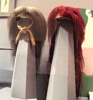 흰 털의 백웅(白熊, はぐま), 붉은 털의 적웅(赤熊, しゃぐま).