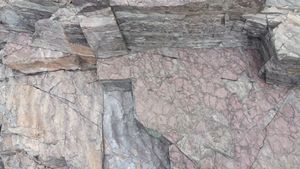 연흔과 건열이 동시에 나타난다.