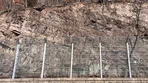 삼자현로 도로변 노두. 북동쪽으로 경사한다.