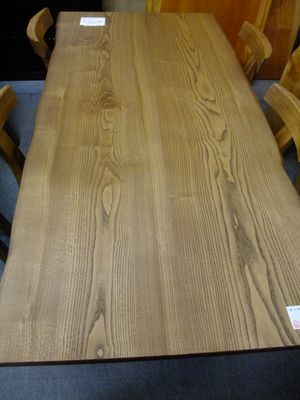 밤나무를 사용한 테이블