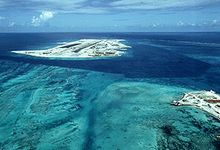 오른쪽에 일부 보이는 샌드섬 북동쪽에서 존스턴섬 활주로로 진입하는 모습