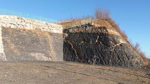 삼성현로 절개사면의 노두경상북도 경산시 남산면 하대리 421-5