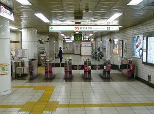 에도바시・인형정 교차로 (서쪽) 방면 개찰구 (2010년 5월)