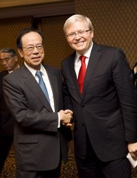 2011년 7월, 보아오포럼 이사장 후쿠다 야스오(왼쪽)와
