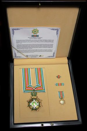 필리핀 최고 민간 훈장인 케손 훈장(Quezon Service Cross)