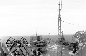 콜세어를 탑재한 HMS 포미더블(왼쪽)과 구축함이 탱커로부터 가는 호스로 급유하는 모습.(1945년 7월 25일)