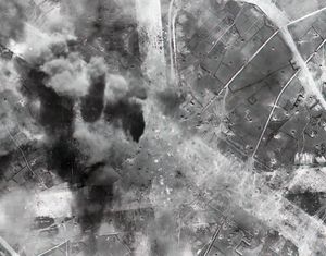 영국 해군 기록 보관소 자료. “미야코지마의 히라라 비행장. 활주로는 매일 폭격을 받아 크레이터가 생겨 사용 불능이 되었다.” (1945년)