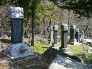 범어사 입구 길가의 비석들