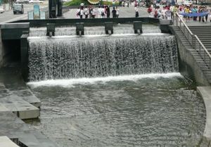 청계천에서 바라본 스프링