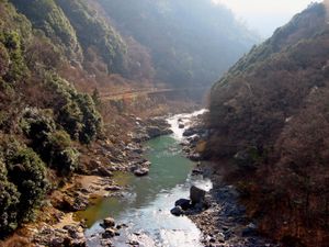 2번 승강장에서 남쪽의 호즈가와 계곡을 바라본 모습. 안쪽으로 사가노 관광 철도의 선로가 보인다 (2008년 1월)